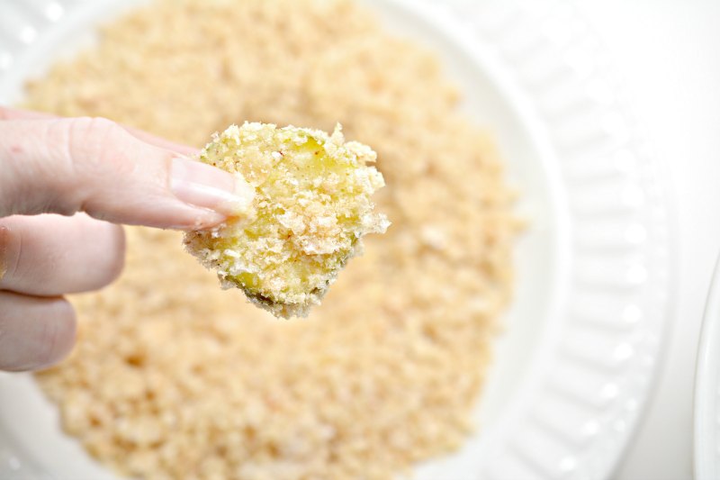 Crushed pork rinds make a low carb keto-friendly coating for pickle chips.